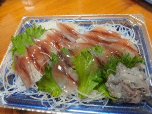 富山のスーパーのホタルイカ刺身